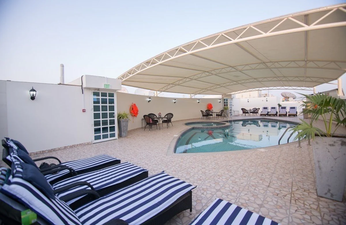 استخر هتل آپارتمان دریم سیتی